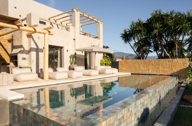 Single Luxury Villa i Selwo: Fusion av exotiska stilar med havsutsikt