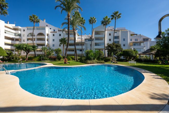 Romslig leilighet med panoramautsikt i Atalaya, Estepona Øst