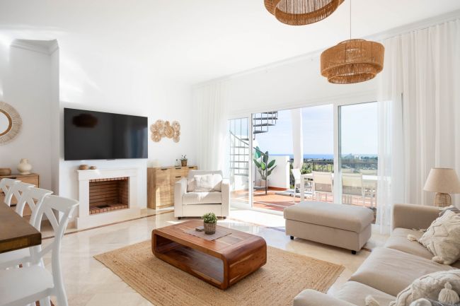 Elegant penthouse in Paraiso Pueblo featuring sea views, spacious terraces, and full facilities.