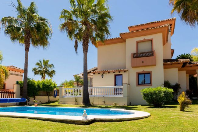 Discover this impressive townhouse in private urbanisation Coín