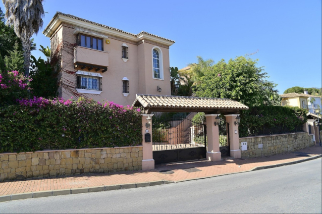 Beautiful 4 bedrooms villa in Las Brisas, Nueva Andalucia, Marbella.