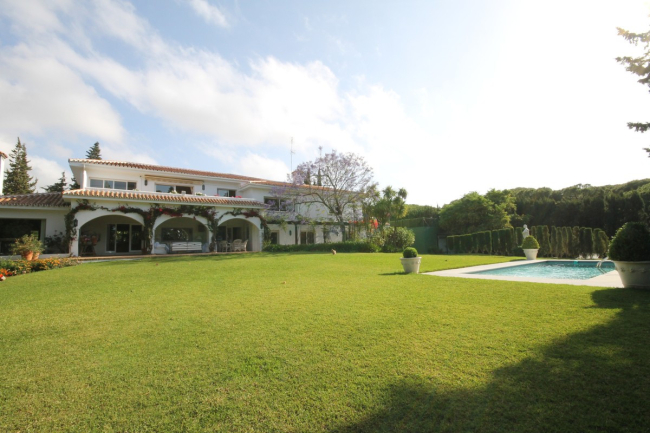 Classical large villa in lower Calahonda. Great investment opportunity!