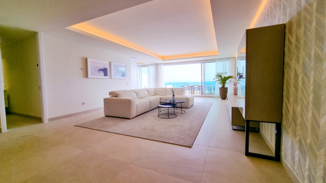  Luxurious 1st line beach penthouse for sale in Estepona, Costa del Sol.