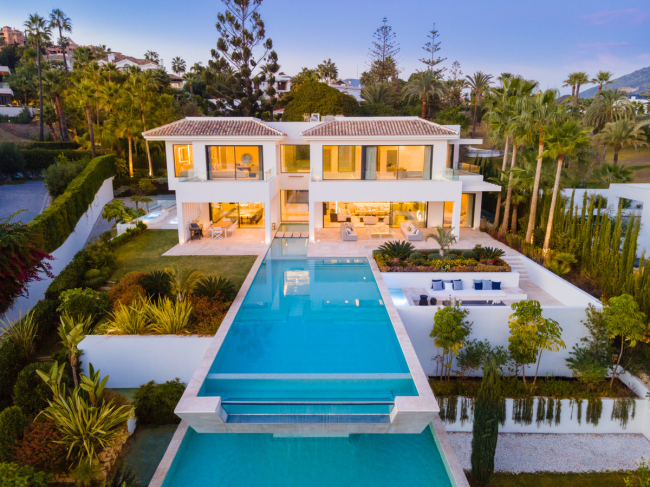 LUXURIOUS 6 BEDROOM CONTEMPORARY VILLA IN NUEVA ANDALUCIA