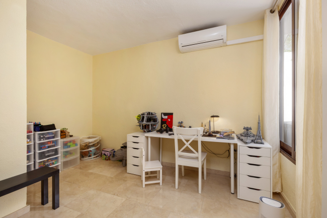 Lovely ground floor, West facing, three-bedroom apartment in the gated and well-established community Coto Real