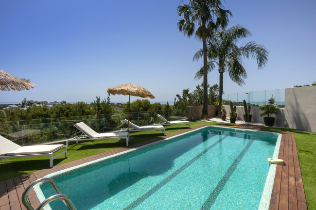 Stunning four bedroom, south facing frontline golf villa for sale in Nueva Atalaya, Benahavis, with stunning panoramic views to the sea