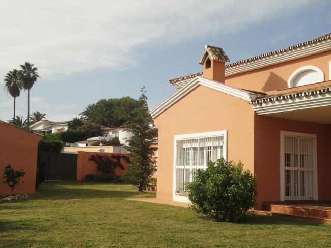Villa for sale in Guadalobon, Estepona West