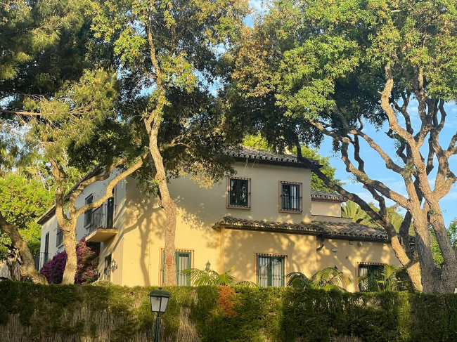Beautiful detached villa, with many traditional Spanish features located in the prestigious development of Sotogrande.