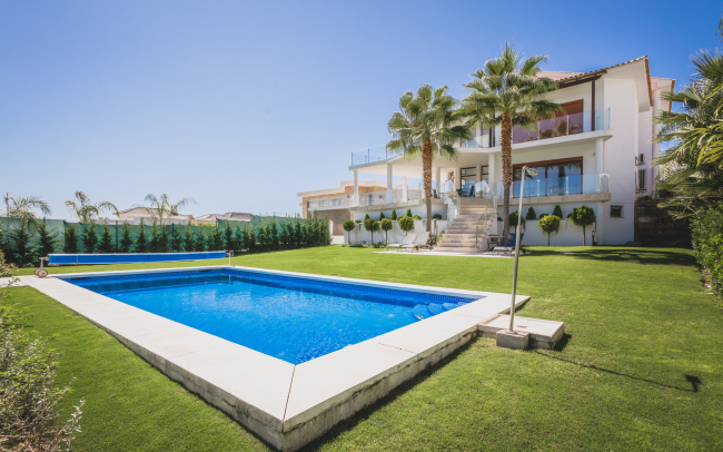 Villa for sale in Los Flamingos Golf, Benahavis