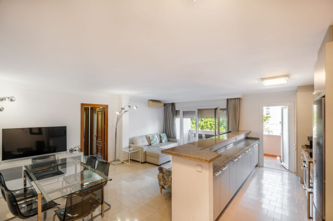 Vel plassert leilighet med to soverom i tredje etasje i et rolig boligområde i Nueva Andalucia, Marbella