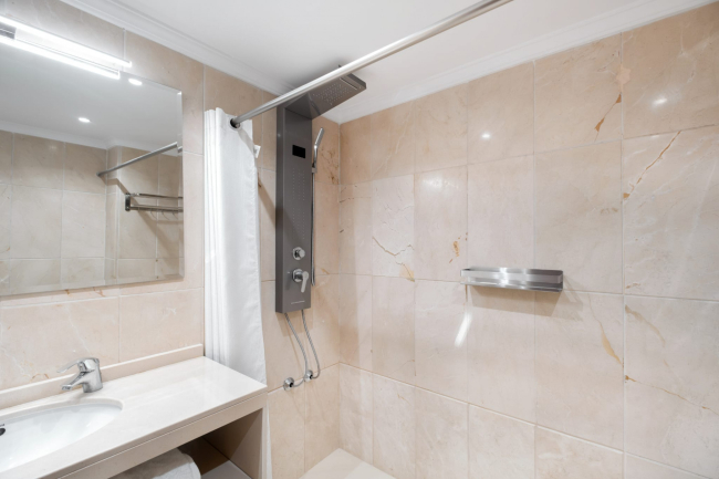 Väl beläget två sovrum, tredje våningen lägenhet i ett lugnt bostadsområde i Nueva Andalucia, Marbella
