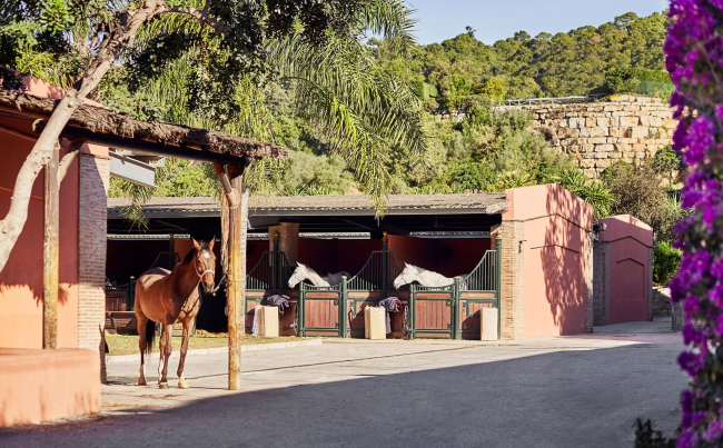 Vacker 4-sovrums villa till salu med havsutsikt i Marbella Club Golf Resort, Benahavis