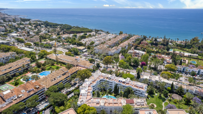 Fullstendig renovert leilighet med to soverom i første etasje i det kjente og inngjerdede samfunnet Marbella Real