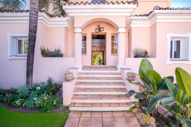 Villa for sale in Guadalmina Baja, San Pedro de Alcantara
