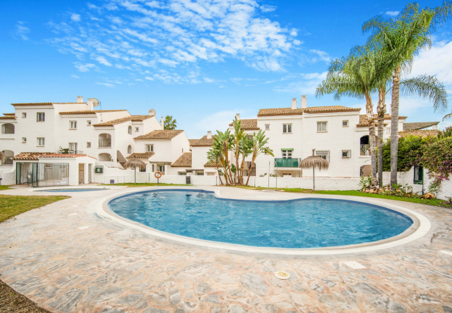 Fullstendig renovert rekkehus med to soverom beliggende i et boligområde i El Paraiso, Estepona