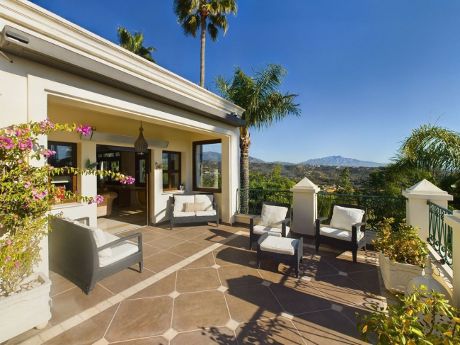 Villa for sale in El Padron, Estepona East