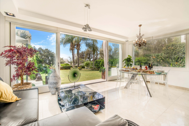 Wonderful four-bedroom villa located within a small gated community of Calahonda, Mijas Costa with guest apartment