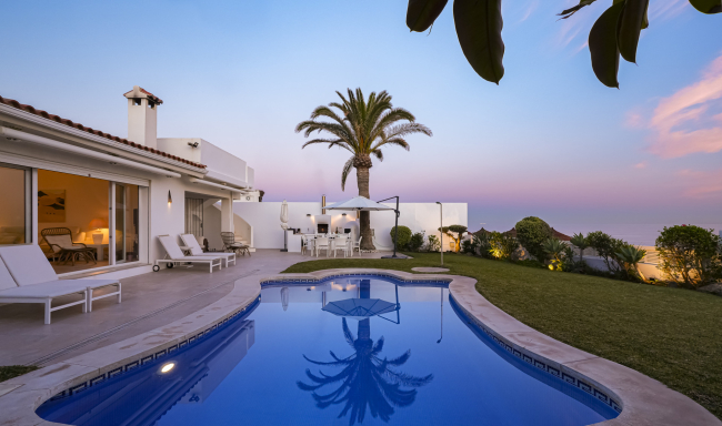 Stunning First Line Beach Villa in Vistamar Costabella Marbella.