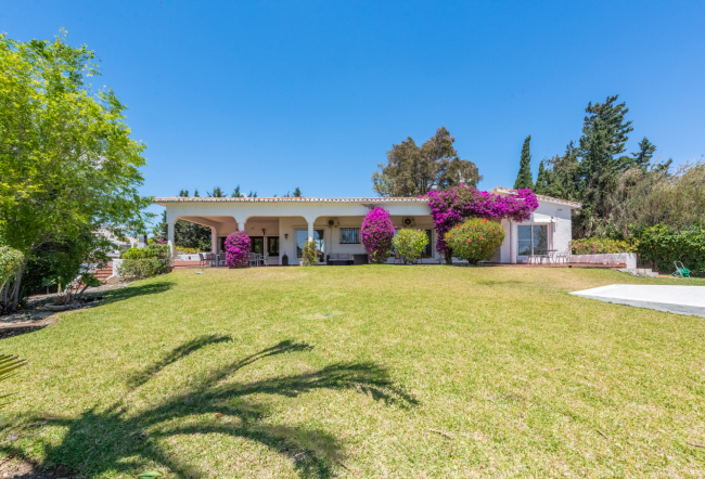 Andalucian style villa with a large plot of 1.700sq.m. located close to Atalaya Golf Club!