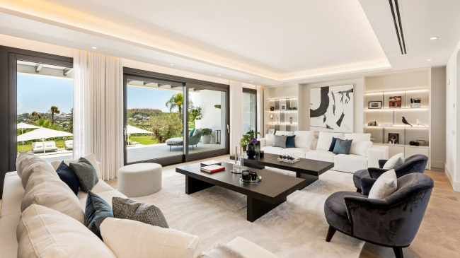 Moderne villa til salgs designet av Miguel Tobal med panoramautsikt over havet, Nueva Andalucia