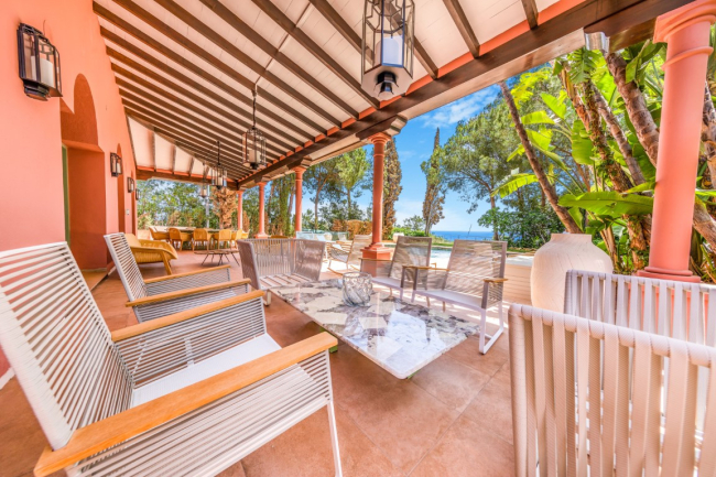 Praktfull seks-roms villa som ligger i Hacienda Las Chapas, Marbella, med fantastisk havutsikt
