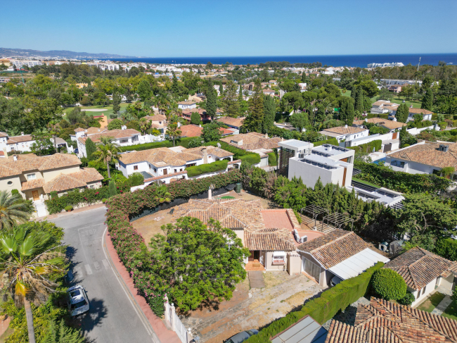 Fantastiska fyra sovrum söderläge villa i ett bostadsområde i Guadalmina Alta - med delvis havsutsikt