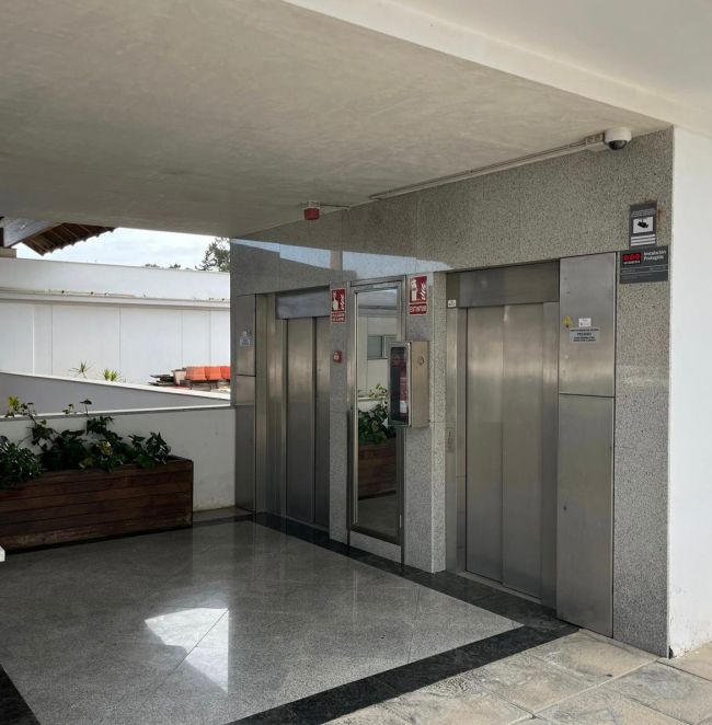 Refurbished and ready for immediate use commercial unit in Sotomarket, Sotogrande for sale