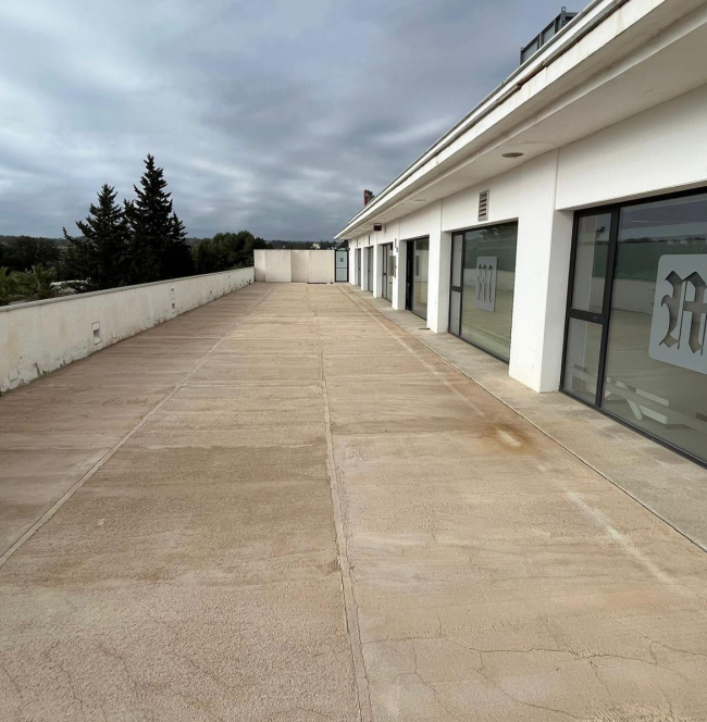 Refurbished and ready for immediate use commercial unit in Sotomarket, Sotogrande for sale