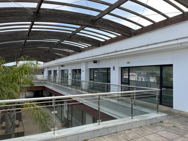 Refurbished and ready for immediate use commercial unit in Sotomarket, Sotogrande for sale