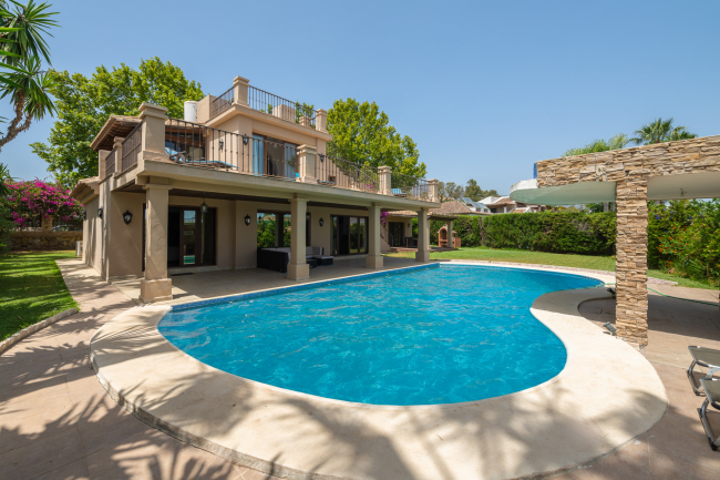This private villa, situated in the heart of the prestigious Golden Mile, offers a rare combination of luxury and convenience