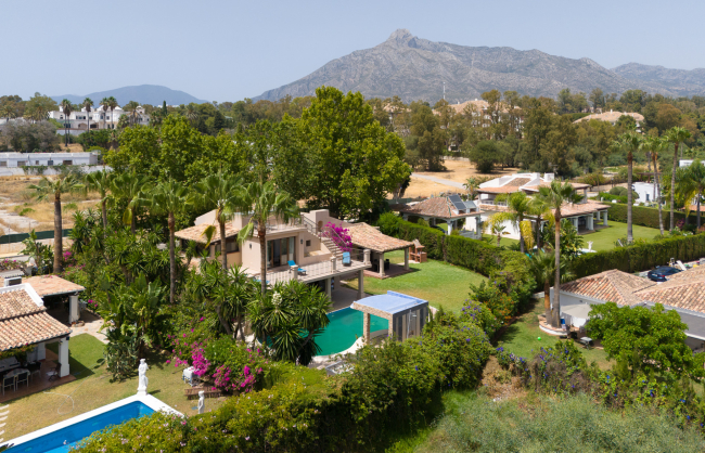 This private villa, situated in the heart of the prestigious Golden Mile, offers a rare combination of luxury and convenience