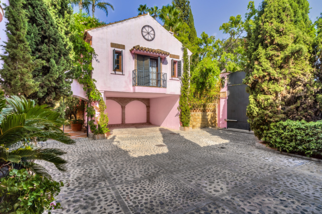 Sjarmerende fem-roms villa i andalusisk stil i det inngjerdede samfunnet Puerto de Los Almendros, Benahavis med gjesteleilighet