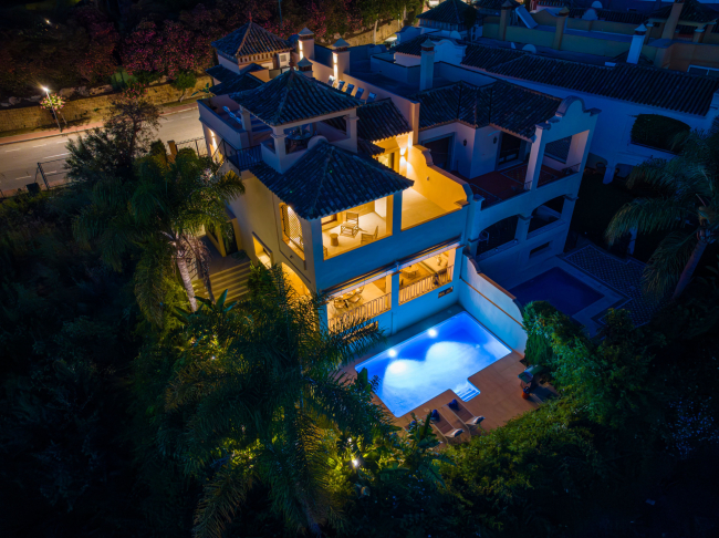 Delvis frittstående villa til salgs i Marbella - Puerto Banus