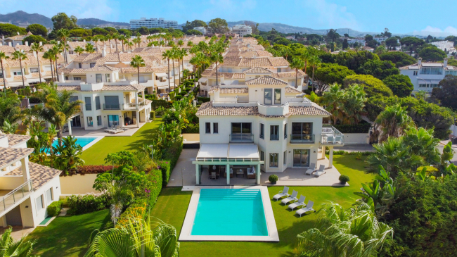Utmerket fem soverom, sørvendt villa ved stranden som ligger i El Rosario, Marbella East med utrolig havutsikt