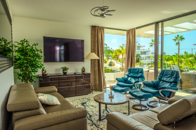 Luxury duplex penthouse with 3-bedrooms and amazing views available for long term rent!