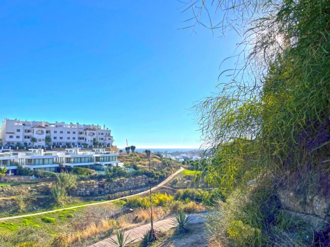 Boligtomt med sørvendt beliggenhet til salgs i La Resina Golf, Estepona med sjøutsikt
