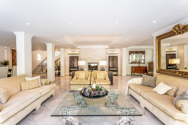 Luxury 5-bedroom villa in Los Monteros beach (Marbella) – steps from the sea with private pool