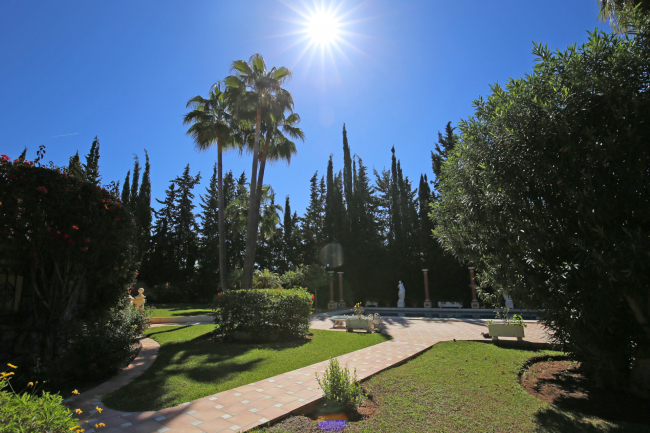 Wonderful five bedroom, south facing villa in sought after Golden Mile location