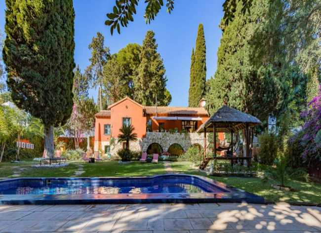 Fantastic independent Villa for sale with Bed & Breakfast license in Torremolinos