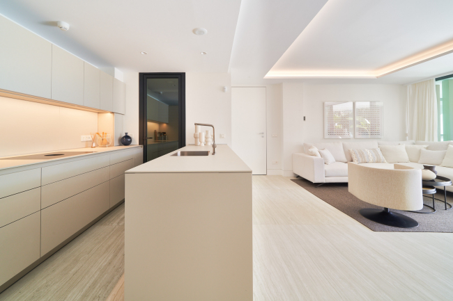 Sophisticated Newly Built Residence in a Prime Beachfront Location