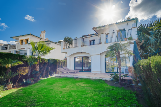 Lovely three-bedroom semi detached Villa in a gated community of Riviera Del Sol