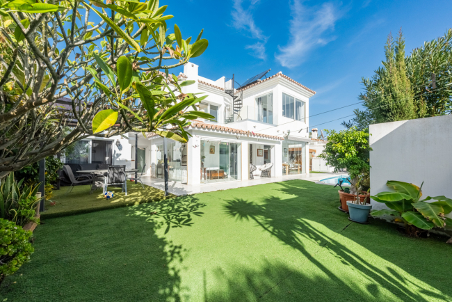 Moderne strandvilla med sjøutsikt – New Golden Mile, Estepona