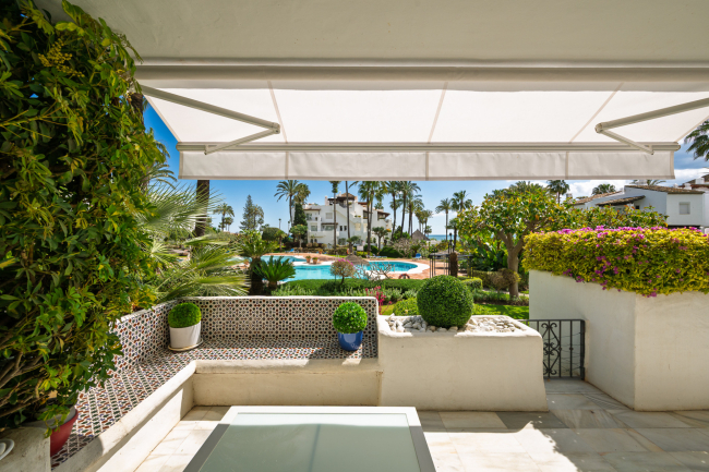 Spectacular Spacious ground floor apartment  in BEACHFRONT Urbanization in Estepona.