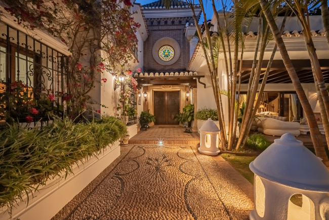 Luxury Mediterranean Villa for Sale in Bahía de Marbella – Exclusive Beachside Living