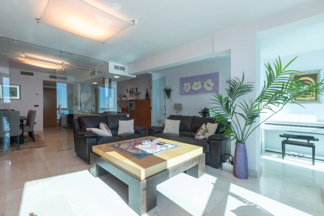 Beachfront apartment on Avd. España, Estepona
