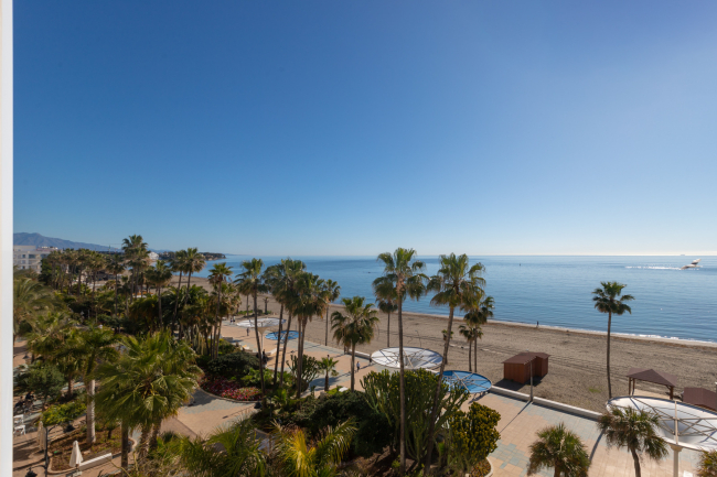 Beachfront apartment on Avd. España, Estepona