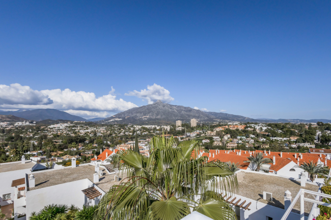 Beautifully reformed two bedroom apartment in the gated community of Jardines de Andalucía, Nueva Andalucia with sea views