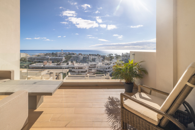 Modern 3 bedroom apartment with amazing sea views!