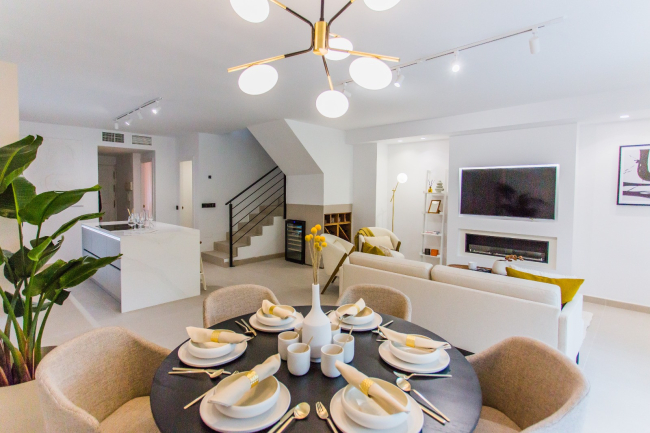 Luxury 4-bedroom townhouse in an exclusive boutique urbanisation with only 24 houses, just 350m from the beach in Puerto Banus. Completely renovated to high specifications, featuring 3 terraces, underground parking, 2 pools, and premium amenities.