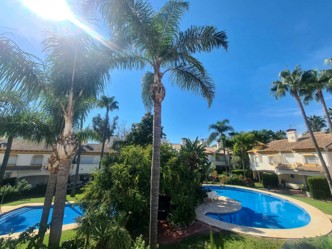 Luxury 4-bedroom townhouse in an exclusive boutique urbanisation with only 24 houses, just 350m from the beach in Puerto Banus. Completely renovated to high specifications, featuring 3 terraces, underground parking, 2 pools, and premium amenities.